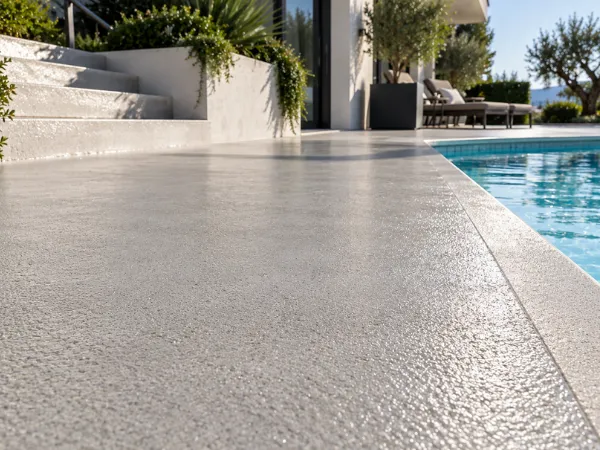 pavimento in resina piscina antiscivolo